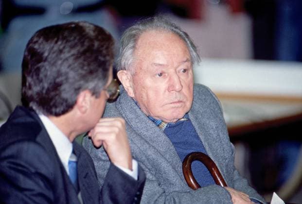 Erich Mielke, ehemaliger DDR Minister für Staatssicherheit, mit seinem Anwalt Graubner beim seinem Prozess im März 1993 vor dem Landgericht Berlin, Deutschland 1993. Copyright: HartwigxValdmanis Nur redaktionelle Nutzung. Editorial usage only. UnitedArchivesVAL_720000005