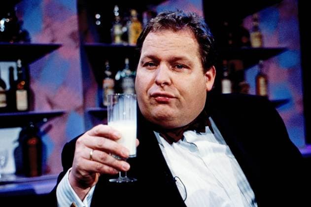 Ottfried Fischer, deutscher Kabarettist und Schauspieler, genießt ein Glas Milch in einer Fernsehshow, Deutschland um 1988.. Copyright: HartwigxValdmanis Nur redaktionelle Nutzung. Editorial usage only. UnitedArchivesVAL_720000075