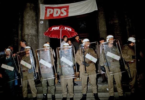 Gregor Gysi, deutscher Rechtsanwalt und Politiker, bei einer Rede der Partei PDS unter Polizeischutz, Deutschland 1990. Copyright: HartwigxValdmanis Nur redaktionelle Nutzung. Editorial usage only. UnitedArchivesVAL_720000098
