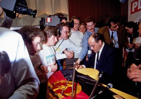 Gregor Gysi, deutscher Rechtsanwalt und Politiker, bei der letzen Wahl zur Volkskammer der DDR, Deutschland 1990. Copyright: HartwigxValdmanis Nur redaktionelle Nutzung. Editorial usage only. UnitedArchivesVAL_720000106
