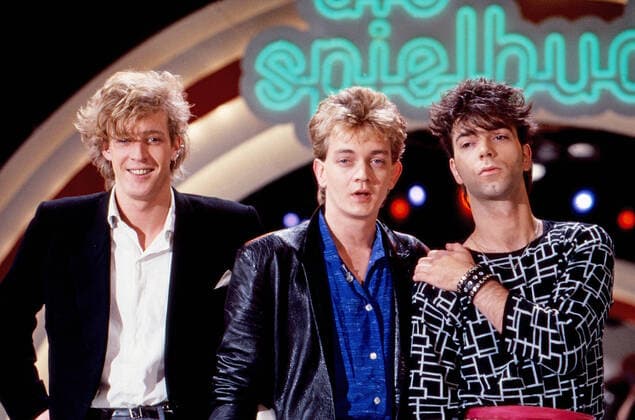 Manni Hollaender, deutscher Rocksänger, mit seiner Band singen ihren Song Ich ... dich bei einem Auftritt im Unterhaltungsmagazin Die Spielbude , Deutschland 1985. Copyright: HartwigxValdmanis Nur redaktionelle Nutzung. Editorial usage only. UnitedArchivesVAL_720000131