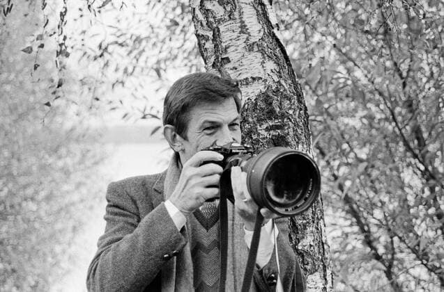 Leonard Nimoy, bekannt als Mr. Spock aus der SciFi-Fernsehserie Raumschiff Enterprise , testet bei einem Besuch in Hamburg eine Nikon Kamera mit Teleobjektiv, Deutschland um 1989. Copyright: HartwigxValdmanis Nur redaktionelle Nutzung. Editorial usage only. UnitedArchivesVAL_720000192