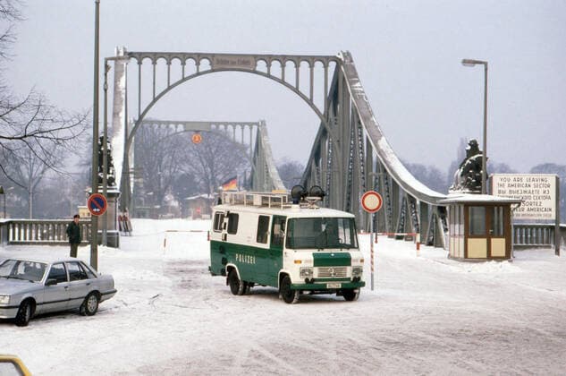 Polizeibus vor dem Agentenaustausch auf der Glienicker Brücke über die Havel zwischen Berlin und Potsdam, Deutschland 1986. Copyright: HartwigxValdmanis Nur redaktionelle Nutzung. Editorial usage only. UnitedArchivesVAL_720000278