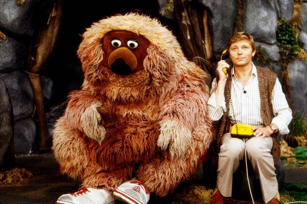Sesamstraße, deutsche Ausgabe, Deutschland 1980, Charakter: Samson und Uwe Friedrichsen bei einem Telefonat. Copyright: HartwigxValdmanis Nur redaktionelle Nutzung. Editorial usage only. UnitedArchivesVAL_720000343