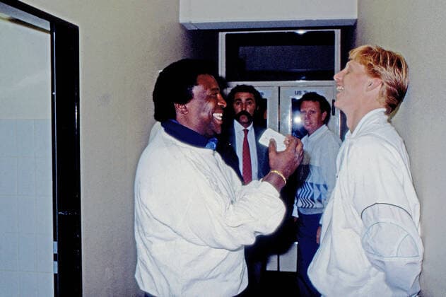 Boris Becker, deutscher Tennisspieler, bekommt Besuch von Schlagersänger Roberto Blanco, Deutschland um 1989. Copyright: HartwigxValdmanis Nur redaktionelle Nutzung. Editorial usage only. UnitedArchivesVAL_720000369
