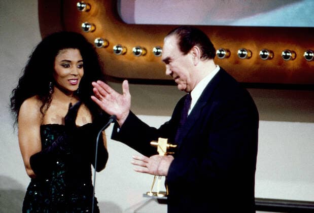 Sportlerin Florence Griffith Joyner überreicht die Goldene Kamera 1984 an Boxer Max Schmeling in der Kongresshalle Berlin, Deutschland 1985. Copyright: HartwigxValdmanis Nur redaktionelle Nutzung. Editorial usage only. UnitedArchivesVAL_720000451
