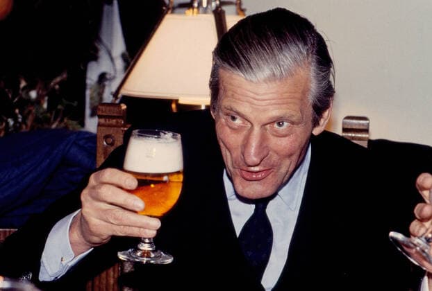 Walther Leisler Kiep, deutscher Politiker, hebt das Glas Bier zum Prost, Deutschland um 1986. Copyright: HartwigxValdmanis Nur redaktionelle Nutzung. Editorial usage only. UnitedArchivesVAL_720000455
