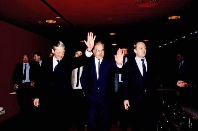 Walther Leisler Kiep, deutscher Politiker, zusammen mit Bundeskanzler Helmut Kohl und Politiker Jürgen Echternach, Deutschland um 1988. Copyright: HartwigxValdmanis Nur redaktionelle Nutzung. Editorial usage only. UnitedArchivesVAL_720000458