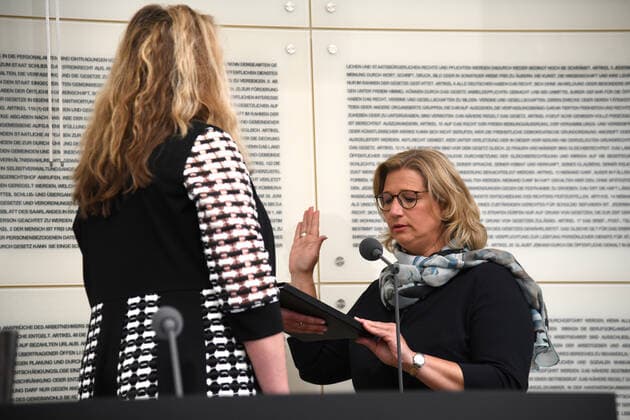 News Bilder des Tages Der Saarländische Landtag in Saarbrücken wählt am Montag (25.4.2022) die SPD-Politikerin Anke Rehlinger zur neuen Ministerpräsidentin des Saarlandes. Sie löst Tobias Hans ab. Im Bild: (v.l.) Die neue Landtagspräsidentin Heike Becker und die neue Ministerpräsidentin Anke Rehlinger. *** The Saarland Parliament in Saarbrücken elects on Monday 25 4 2022 the SPD politician Anke Rehlinger as the new Prime Minister of the Saarland She replaces Tobias Hans In the picture v l The new President of the Saarland Parliament Heike Becker and the new Prime Minister Anke Rehlinger bub