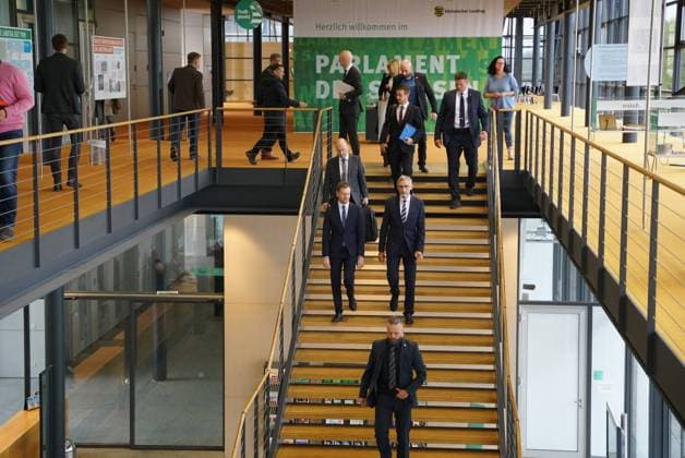 Datum: 25.04.22 Uhrzeit: 08:49 Ort: Dresden Neuer Innenminister Armin Schuster wird im Landtag vereidigt Dresden - Neuer Innenminister Armin Schuster wird im Landtag vereidigt *** Date 25 04 22 Time 08 49 Place Dresden New Minister of the Interior Armin Schuster is sworn in at the state parliament Dresden New Minister of the Interior Armin Schuster is sworn in at the state parliament xBenedict Bartschx