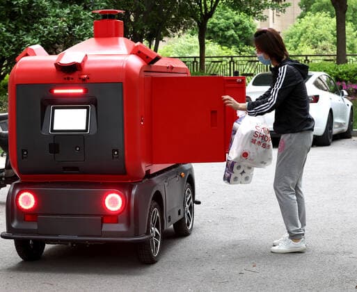 (220425) -- SHANGHAI, April 25, 2022 -- A resident collects goods from an unmanned delivery vehicle in a community of Jiading District, east China s Shanghai, April 25, 2022. Many communities in Shanghai have been using unmanned delivery vehicles to distribute supplies to residents amid challenges caused by the recent resurgence of COVID-19. ) CHINA-SHANGHAI-COVID-19-SUPPLIES-DELIVERY (CN) ChenxJianli 