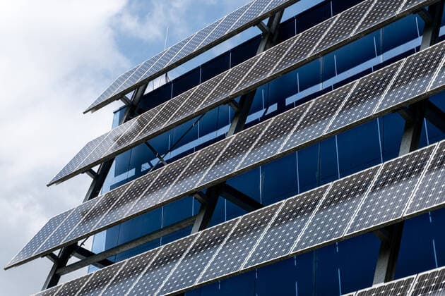 IMAGO Nature: Unsere Erde, Energiequellen, Photovoltaik 25 April 2022: Solar panels or photovoltaic system, Solar elements on the wall of a building, Sustainable electricity and energy from the sun *** Solarpaneele oder Fotovoltaikanlage, Solar Elemente an der Hauswand eines Gebäudes, Nachhaltiger Strom und Energie durch die Sonne