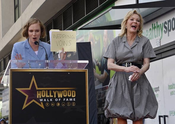 Entertainment Bilder des Tages Actress Jean Smart (R) reacts as actress Hannah Einbinder holds a folder labeled Wedding Wows during a ceremony honoring Smart with the 2,721st star on the Hollywood Walk of fame in Los Angeles on Monday, April 25, 2022.  LAP2022042501 JIMxRUYMEN