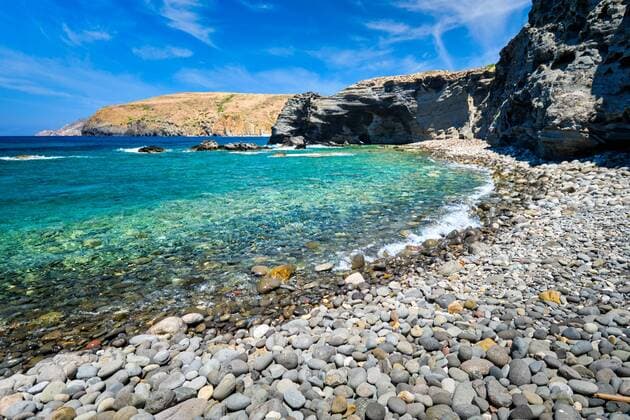 Creative Highlights World Papafragas beach with crystal clear turquoise water and tunnel rock formations in Milos island, Greece *** Papafragas beach with crystal clear turquoise water and tunnel rock formations in Milos island, Greece Copyright: imageBROKER/DmitryxRukhlenko ibxdmr08261462.jpg