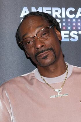 April 25, 2022, Universal City, CA, USA: LOS ANGELES - APR 25: Snoop Dogg at the AmericaÃ¢â‚¬â ¢s Song Contest Semi-finals Red Carpet at Universal Studios on April 25, 2022 in Universal City, CA Universal City USA - ZUMAnc22 20220425_zaa_nc22_121 Copyright: xKathyxHutchinsx