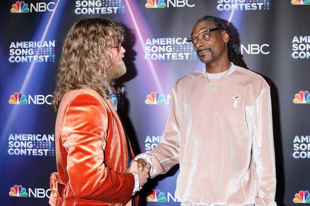 April 25, 2022, Universal City, CA, USA: LOS ANGELES - APR 25: Allen Stone, Snoop Dogg at the America™s Song Contest Semi-finals Red Carpet at Universal Studios on April 25, 2022 in Universal City, CA Universal City USA - ZUMAnc22 20220425_zaa_nc22_191 Copyright: xKathyxHutchinsx
