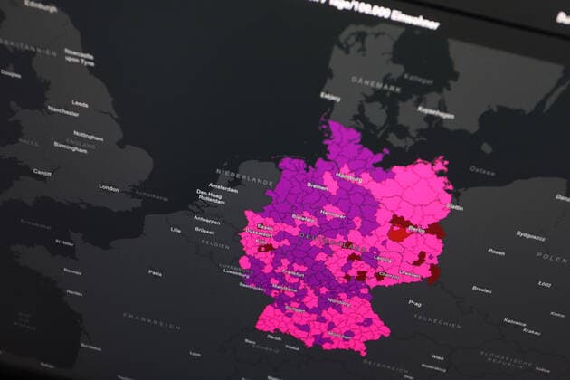 Dashboard des RKI, die 7-Tage-Inzidenz liegt nun bei 909,1 7-Tage-Inzidenz, Dashboard des RKI auf einem Monitor am 26.04.2022 in Siegen Deutschland.
