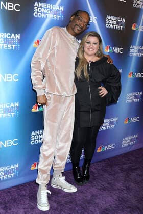 Bilder des Jahres 2022, Entertainment 04 April Entertainment Themen der Woche KW17 Entertainment Bilder des Tages April 25, 2022, Universal City, CA, USA: LOS ANGELES - APR 25: Snoop Dogg, Kelly Clarkson at the AmericaÃ¢â‚¬â ¢s Song Contest Semi-finals Red Carpet at Universal Studios on April 25, 2022 in Universal City, CA Universal City USA - ZUMAnc22 20220425_zaa_nc22_209 Copyright: xKathyxHutchinsx