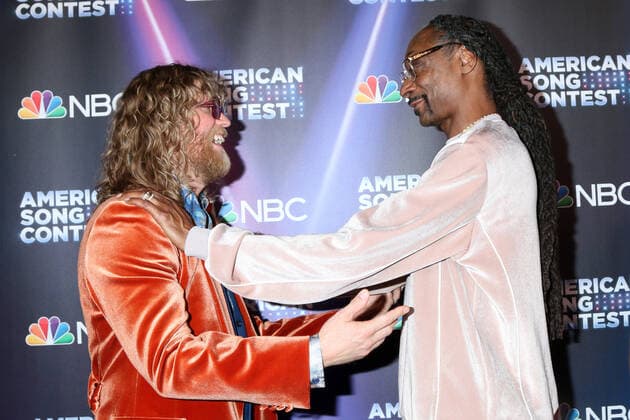 April 25, 2022, Universal City, CA, USA: LOS ANGELES - APR 25: Allen Stone, Snoop Dogg at the America™s Song Contest Semi-finals Red Carpet at Universal Studios on April 25, 2022 in Universal City, CA Universal City USA - ZUMAnc22 20220425_zaa_nc22_167 Copyright: xKathyxHutchinsx
