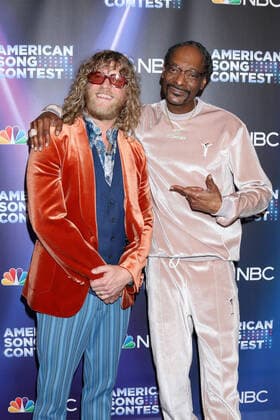April 25, 2022, Universal City, CA, USA: LOS ANGELES - APR 25: Allen Stone, Snoop Dogg at the America™s Song Contest Semi-finals Red Carpet at Universal Studios on April 25, 2022 in Universal City, CA Universal City USA - ZUMAnc22 20220425_zaa_nc22_149 Copyright: xKathyxHutchinsx