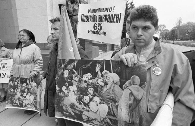 PICKETS 103764 26.04.1990 Ukrainian parliament pickets demand that the U.S.S.R. Nuclear Energy Ministry pay back misspent 65 million rubles from Chernobyl relief donations. Maievskiy Sputnik Kiev Ukraine  Copyright: xMaievskiyx