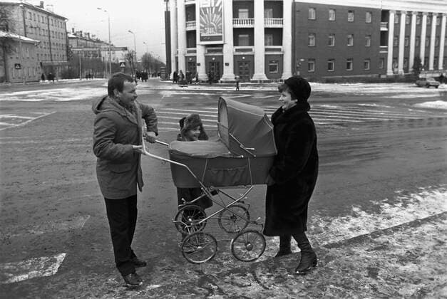 Twenty-hour surgery 6681104 01.12.1986 Patient of the Ivan Pavlov First Leningrad Medical Institute (now Ivan Pavlov First St. Petersburg State Medical University) after a hand restoration surgery that continued for more than 20 hours, walks with his family. Mikhail Dmitiev St.Petersburg Russia  Copyright: xMikhailxDmitievx