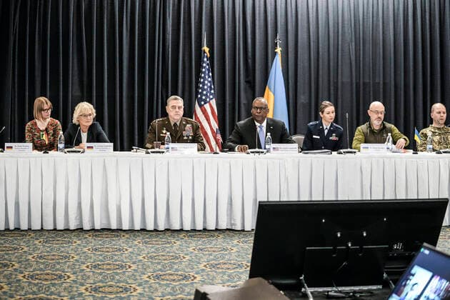 Bilder des Jahres 2022, News 04 April News Themen der Woche KW17 Spitzentreffen der Verteidigungsminister zum Ukraine-Krieg in Ramstein Aktuell, 26.04.2022, Ramstein Air Base, Lloyd J. Austin III Verteidigungsminister der Vereinigte Staaten von Amerika bei seinen einleitenden Worten zu Beginn des Spitzentreffen der Verteidigungsminister zum Ukraine-Krieg in Ramstein mit Christine Lambrecht Verteidigungsministerin von Deutschland, Mr. Oleksii Reznikov Ukraine, Gen Mark A. Milley Unites States, Dr. Detlaf Waechter Germany Ramstein Rheinland-Pfalz Deutschland *** Top Defense Ministers Meeting on Ukraine War in Ramstein Current, 26 04 2022, Ramstein Air Base, Lloyd J Austin III Secretary of Defense of the United States of America during his opening remarks at the beginning of the Top Defense Ministers Meeti