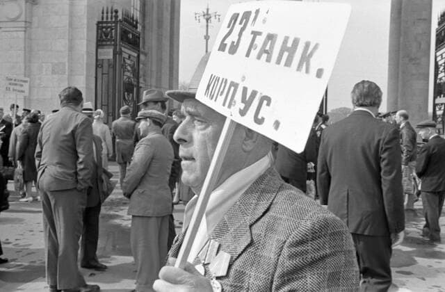 Celebrating Victory Day in Gorky Park 8175108 09.05.1980 Celebrating Victory Day in Moscow. Gorky Park is a popular place for Great Patriotic War veteran meetings on May 9. Waiting for fellow soldiers. Alexandr Graschenkov Moscow Russia  Copyright: xAlexandrxGraschenkovx