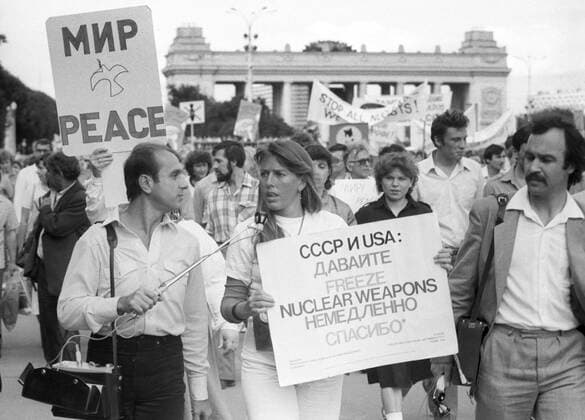 A joint anti-war rally of Moscowites and American people 793732 30.06.1983 Participants of the joint anti-war rally of the representatives of Moscow society and American participants of Volga cruise. Gorky Central Park of Culture and Recreation. Sputnik Moscow Russia  Copyright: xx