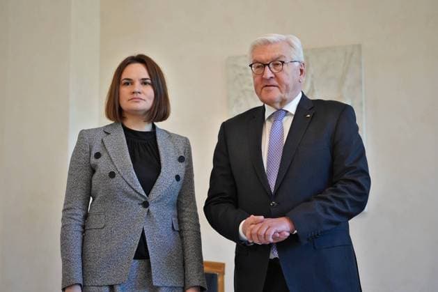 News Themen der Woche KW17 News Bilder des Tages Bundespräsident empfängt die belarusische Oppositionspolitikerin Swetlana Tichanowskaja 26.4.2022 Bundespräsident Frank-Walter Steinmeier empfängt die belarusische Oppositionspolitikerin Swetlana Tichanowskaja in Schloss Bellevue Berlin Schloss Bellevue Berlin GER *** Federal President receives Belarusian opposition politician Svetlana Tikhanovskaya 26 4 2022 Federal President Frank Walter Steinmeier receives Belarusian opposition politician Svetlana Tikhanovskaya in Bellevue Palace Berlin Bellevue Palace Berlin GER