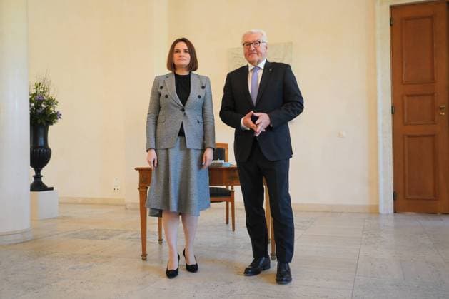 Bundespräsident empfängt die belarusische Oppositionspolitikerin Swetlana Tichanowskaja 26.4.2022 Bundespräsident Frank-Walter Steinmeier empfängt die belarusische Oppositionspolitikerin Swetlana Tichanowskaja in Schloss Bellevue Berlin Schloss Bellevue Berlin GER *** Federal President receives Belarusian opposition politician Svetlana Tikhanovskaya 26 4 2022 Federal President Frank Walter Steinmeier receives Belarusian opposition politician Svetlana Tikhanovskaya in Bellevue Palace Berlin Bellevue Palace Berlin GER