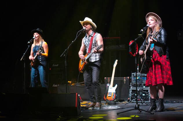 Stefanie Hertel, Lanny Lanner und Johanna Mross von More Than Words live bei einem Konzert im Friedrichstadt-Palast. Berlin, 25.04.2022