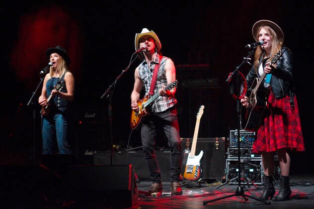 Stefanie Hertel, Lanny Lanner und Johanna Mross von More Than Words live bei einem Konzert im Friedrichstadt-Palast. Berlin, 25.04.2022