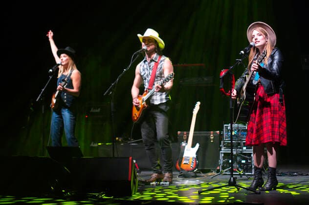 Stefanie Hertel, Lanny Lanner und Johanna Mross von More Than Words live bei einem Konzert im Friedrichstadt-Palast. Berlin, 25.04.2022