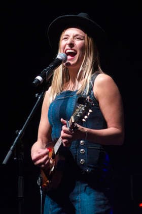 Stefanie Hertel von More Than Words live bei einem Konzert im Friedrichstadt-Palast. Berlin, 25.04.2022