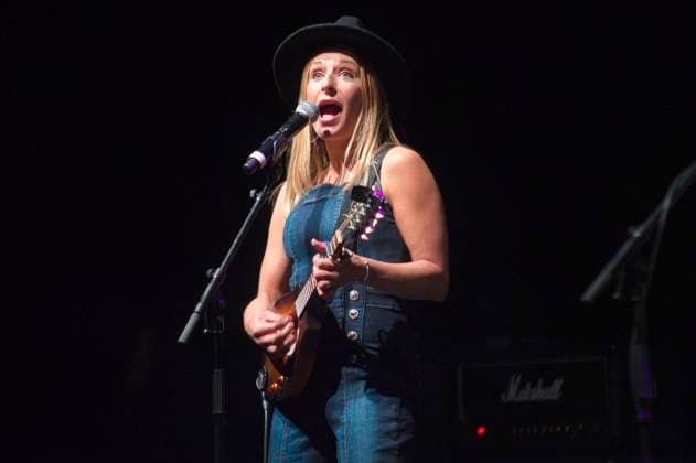 Stefanie Hertel von More Than Words live bei einem Konzert im Friedrichstadt-Palast. Berlin, 25.04.2022