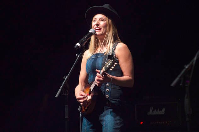 Stefanie Hertel von More Than Words live bei einem Konzert im Friedrichstadt-Palast. Berlin, 25.04.2022