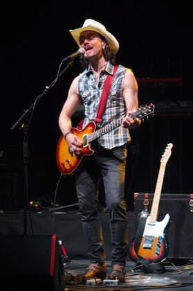 Lanny Lanner von More Than Words live bei einem Konzert im Friedrichstadt-Palast. Berlin, 25.04.2022