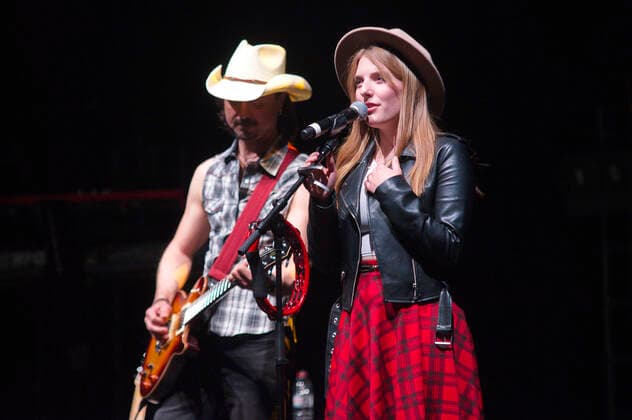 Lanny Lanner und Johanna Mross von More Than Words live bei einem Konzert im Friedrichstadt-Palast. Berlin, 25.04.2022