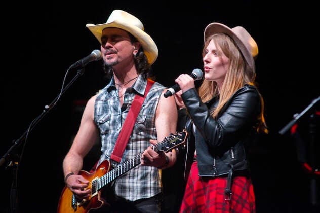 Lanny Lanner und Johanna Mross von More Than Words live bei einem Konzert im Friedrichstadt-Palast. Berlin, 25.04.2022