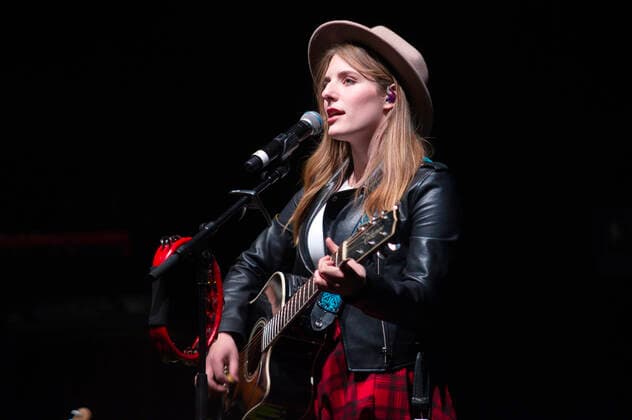 Johanna Mross von More Than Words live bei einem Konzert im Friedrichstadt-Palast. Berlin, 25.04.2022