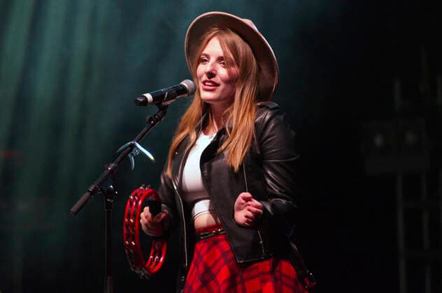 Johanna Mross von More Than Words live bei einem Konzert im Friedrichstadt-Palast. Berlin, 25.04.2022