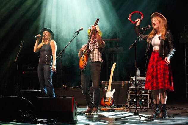 Stefanie Hertel, Lanny Lanner und Johanna Mross von More Than Words live bei einem Konzert im Friedrichstadt-Palast. Berlin, 25.04.2022