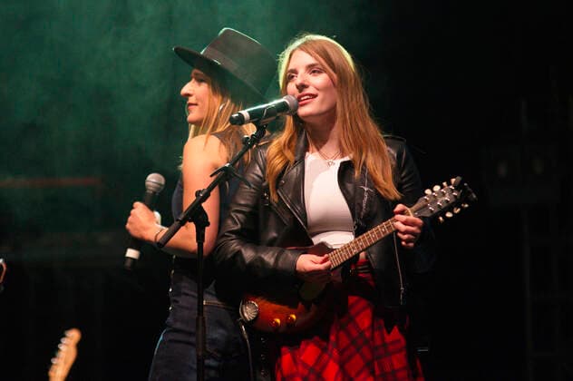 Stefanie Hertel und Johanna Mross von More Than Words live bei einem Konzert im Friedrichstadt-Palast. Berlin, 25.04.2022