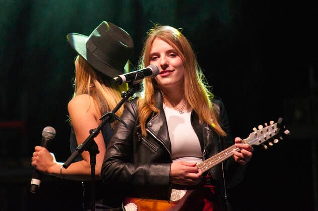 Stefanie Hertel und Johanna Mross von More Than Words live bei einem Konzert im Friedrichstadt-Palast. Berlin, 25.04.2022
