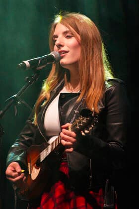 Johanna Mross von More Than Words live bei einem Konzert im Friedrichstadt-Palast. Berlin, 25.04.2022