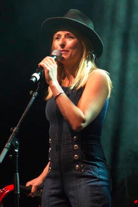 Stefanie Hertel von More Than Words live bei einem Konzert im Friedrichstadt-Palast. Berlin, 25.04.2022