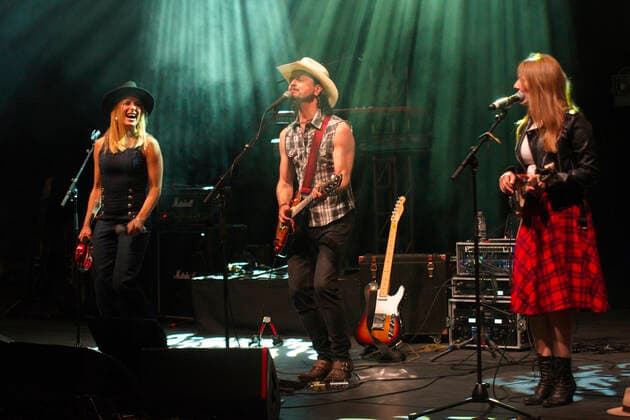 Stefanie Hertel, Lanny Lanner und Johanna Mross von More Than Words live bei einem Konzert im Friedrichstadt-Palast. Berlin, 25.04.2022