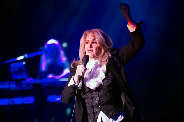 Bonnie Tyler live bei einem Konzert ihrer Celebrating 70 Years Birthday -Tour im Friedrichstadt-Palast. Berlin, 25.04.2022