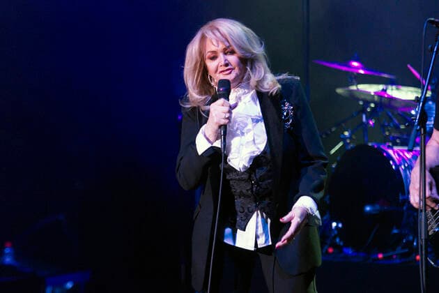 Bonnie Tyler live bei einem Konzert ihrer Celebrating 70 Years Birthday -Tour im Friedrichstadt-Palast. Berlin, 25.04.2022